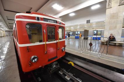 Москва. Выставка ретровагонов на станции метро `Партизанская`.