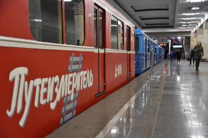 Москва. Выставка ретровагонов на станции метро `Партизанская`.