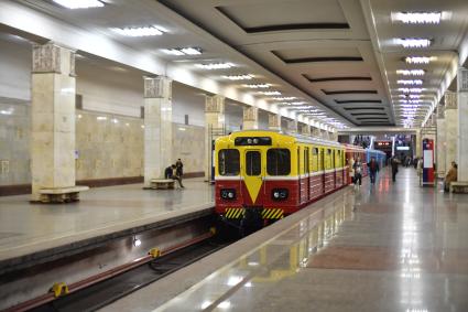 Москва. Выставка ретровагонов на станции метро `Партизанская`.