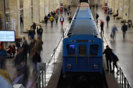 Москва. Выставка ретровагонов на станции метро `Партизанская`.