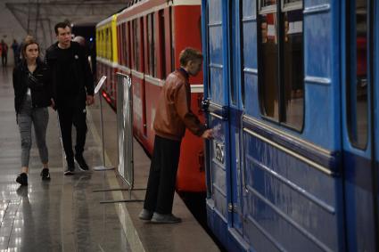 Москва. Выставка ретровагонов на станции метро `Партизанская`.