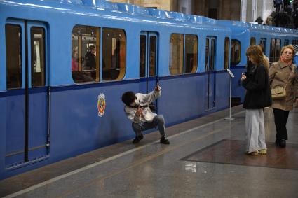 Москва. Выставка ретровагонов на станции метро `Партизанская`.