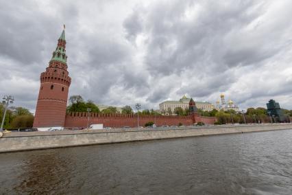 Москва. Вид на Кремлевскую набережную.