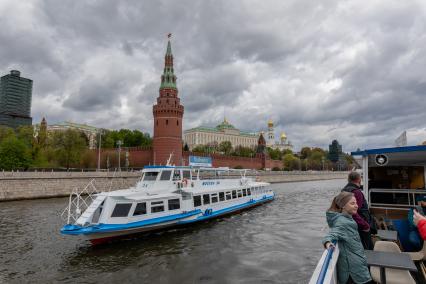 Москва. Прогулочный теплоход у Кремлевской набережной.