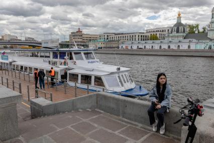 Москва. Экскурсионный теплоход `Радость` у причала.