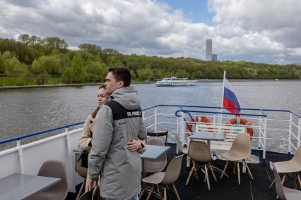 Москва. Девушка с молодым человеком во время экскурсии на теплоходе.