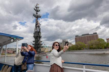 Москва. Прогулочный теплоход у памятника Петру I.