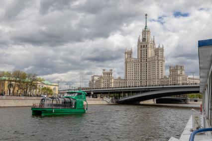 Москва. Вид на жилой дом на Котельнической набережной.