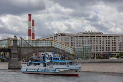 Москва. Прогулочный теплоход на Москва-реке.