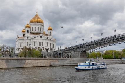 Москва. Прогулочный теплоход на Москва-реке у храма Христа Спасителя.