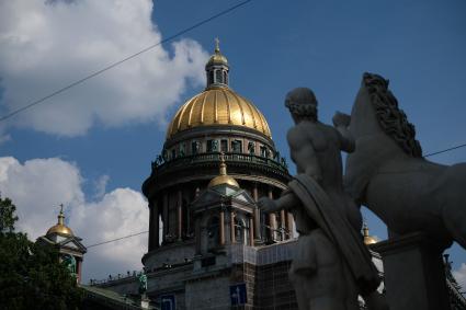 Санкт-Петербург. Вид на Исаакиевский собор.