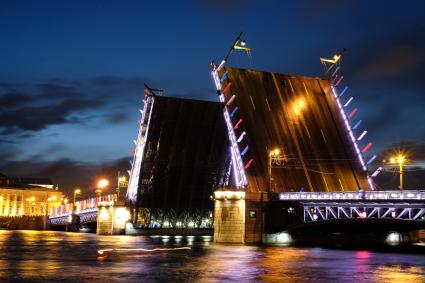 Санкт-Петербург. Разведение мостов.