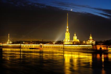 Санкт-Петербург. Вид на Петропавловскую крепость ночью.