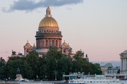 Санкт-Петербург. Вид на Исаакиевский собор.