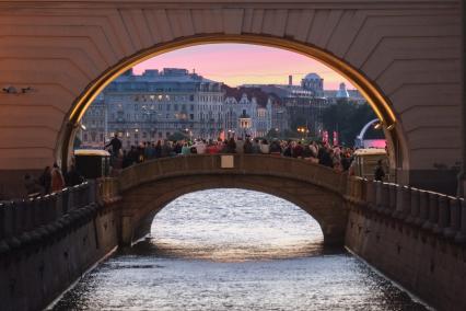 Санкт-Петербург. Вид на Зимнюю канавку и Эрмитажный мост.