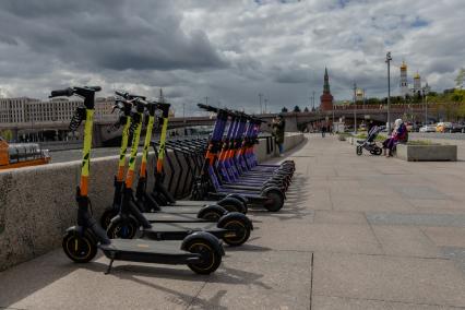 Москва. Прокатные электросамокаты на Москворецкой набережной.