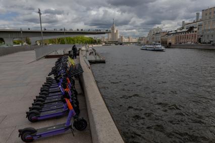 Москва. Прокатные электросамокаты на Москворецкой набережной.