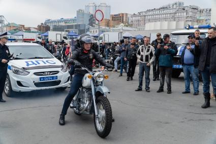 Владивосток. Губернатор Приморского края Олег Кожемяко на ежегодном фестивале `Железные тигры`, приуроченном к открытию байкерского сезона, на центральной площади.