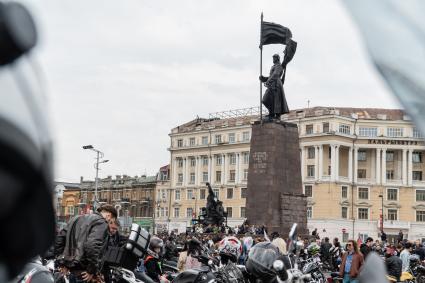 Владивосток. Участники ежегодного фестиваля `Железные тигры`, приуроченного к открытию байкерского сезона.