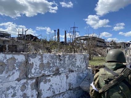 Донецкая область. г.Мариуполь. Военнослужащий ДНР в ожидании выхода из подвалов завода `Азовсталь` украинских военнослужащих и боевиков батальона `Азов`*, решивших сдаться в плен.

* - (организация запрещена в РФ)