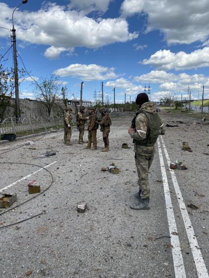 Донецкая область. г.Мариуполь. Сдавшиеся в плен украинские военнослужащие и боевики батальона `Азов`*, вышедшие из подвалов завода `Азовсталь`, расчищают дорогу от противотанковых мин.  

* - (организация запрещена в РФ)