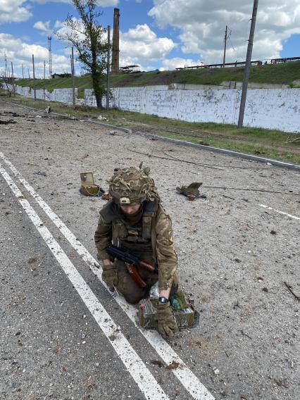 Донецкая область. г.Мариуполь. Один из сдавшихся в плен украинских военнослужащих и боевиков батальона `Азов`*, вышедших из подвалов завода `Азовсталь`, расчищает дорогу от противотанковых мин. 

* - (организация запрещена в РФ)