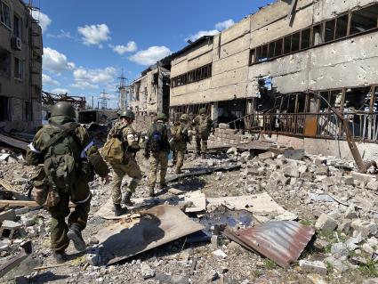 Донецкая область. г.Мариуполь. Отряд батальона ДНР `Восток` проникает на территорию `Азовстали`. Сегодня украинские военнослужащие и боевики батальона `Азов`* решили сдаться в плен. 

* - (организация запрещена в РФ)