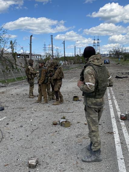 Донецкая область. г.Мариуполь. Сдавшиеся в плен украинские военнослужащие и боевики батальона `Азов`*, вышедшие из подвалов завода `Азовсталь`, расчищают дорогу от противотанковых мин.  

* - (организация запрещена в РФ)