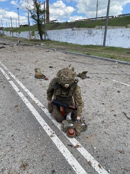 Донецкая область. г.Мариуполь. Один из сдавшихся в плен украинских военнослужащих и боевиков батальона `Азов`*, вышедших из подвалов завода `Азовсталь`, расчищает дорогу от противотанковых мин.
* - (организация запрещена в РФ)