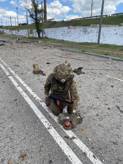 Донецкая область. г.Мариуполь. Один из сдавшихся в плен украинских военнослужащих и боевиков батальона `Азов`*, вышедших из подвалов завода `Азовсталь`, расчищает дорогу от противотанковых мин. 

* - (организация запрещена в РФ)