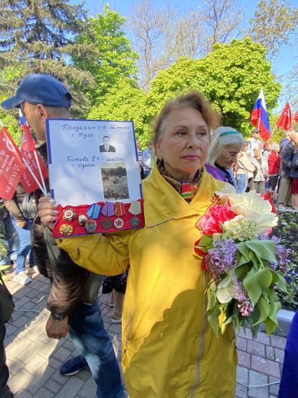 Донецкая область. г.Мариуполь. Местная жительница у мемориала `Жертвам фашизма` во время празднования 77-й годовщины Победы в Великой Отечественной войне.