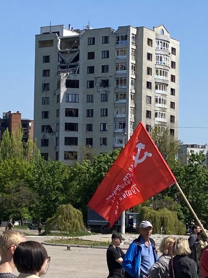 Донецкая область. г.Мариуполь. Горожане несут Знамя Победы во время празднования 77-й годовщины Победы в Великой Отечественной войне.