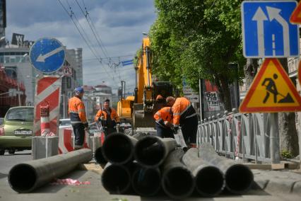 Екатеринбург. Рабочие меняют трубы на одной из улиц города