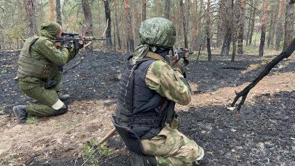 Украина. Луганская область. Военная операции РФ по демилитаризации Украины. Бойцы сводного отряда спецназа `Ахмат` на боевых позициях под Северодонецком. Еще несколько часов назад тут шли бои.