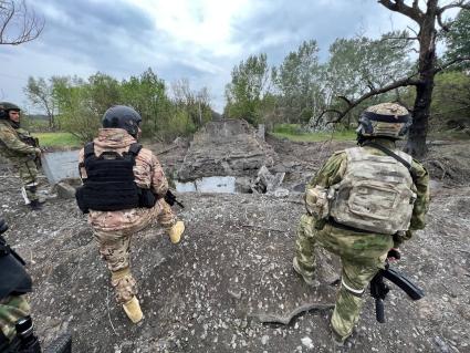 Украина. Луганская область. Военная операции РФ по демилитаризации Украины. Бойцы сводного отряда спецназа `Ахмат` на боевых позициях под Северодонецком. Взорванный мост.