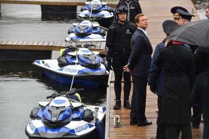 Москва.  Заместитель мэра Москвы в правительстве Москвы, руководитель Департамента транспорта и развития дорожно-транспортной инфраструктуры города Москвы Максим Ликсутов (в центре)  во время мероприятия , посвящённом передаче гидроциклов УТ МВД России по Центральному федеральному округу для поимки нарушителей на воде.