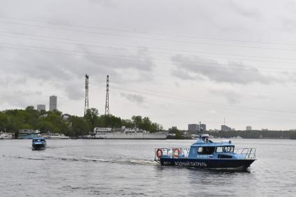 Москва.  Сотрудники речной полиции  на мероприятии, посвящённом передаче гидроциклов УТ МВД России по Центральному федеральному округу для поимки нарушителей на воде.