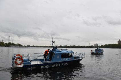 Москва.  Сотрудники речной полиции  на мероприятии, посвящённом передаче гидроциклов УТ МВД России по Центральному федеральному округу для поимки нарушителей на воде.