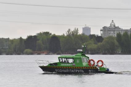 Москва.  Сотрудники речной полиции  на мероприятии, посвящённом передаче гидроциклов УТ МВД России по Центральному федеральному округу для поимки нарушителей на воде.