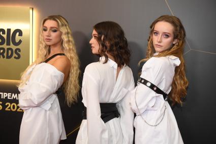 Москва. Участницы группы Cosmos Girls (слева направо) Саша Гинер, Анна Музафарова и Ева Лепс на церемонии вручения музыкальной премии`Жара Music Awards` в концертном зале `Крокус Сити Холл`.