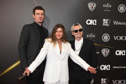 Москва. Группа 5Sta Family и солистка Лоя на церемонии вручения музыкальной премии`Жара Music Awards` в концертном зале `Крокус Сити Холл`.