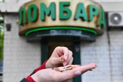 Москва.   Корреспондент `Комсомольской правды` александра Будаева  ознакомилась с правилами работы  ломбардов.