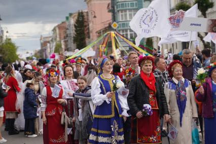 Самара. Участники карнавального шествия `Мы вместе`.