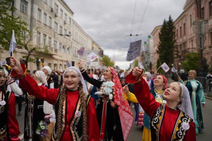 Самара. Участники карнавального шествия `Мы вместе`.