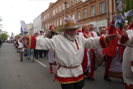 Самара. Участники карнавального шествия `Мы вместе`.