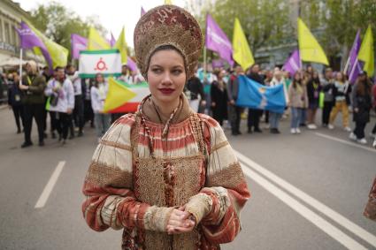 Самара. Участники карнавального шествия `Мы вместе`.