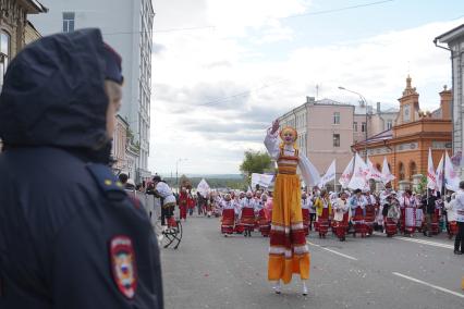 Самара. Участники карнавального шествия `Мы вместе`.