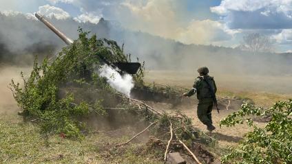 Луганская область. г.Рубежное. Военная операции РФ по демилитаризации Украины. Артиллерия Луганского корпуса Народной милиции ведет огонь из 152-мм артиллерийской установки `Гиацинт-Б` по позициям ВСУ.