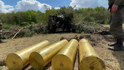 Луганская область. г.Рубежное. Военная операции РФ по демилитаризации Украины. Артиллерия Луганского корпуса Народной милиции ведет огонь из 152-мм артиллерийской установки `Гиацинт-Б` по позициям ВСУ.