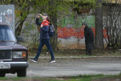 Екатеринбург. Бабушка наблюдает за парнем